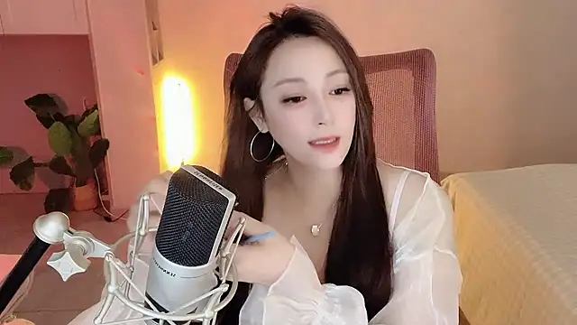 Snapshot of Daisy-77 chatting on 10-05-25, 06:28 Daisy-77 online show from 10-05-25, 06:28