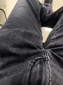 Snapshot of huzi518 chatting on 10-13-25, 03:06 huzi518 online show from 10-13-25, 03:06