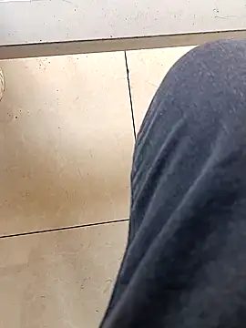 Snapshot of huzi518 chatting on 11-20-25, 01:39 huzi518 online show from 11-20-25, 01:39