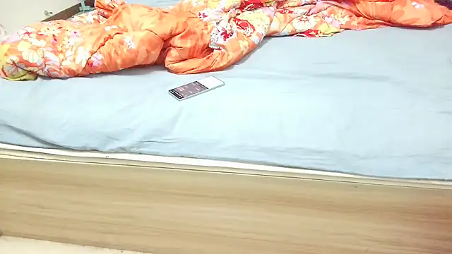 Snapshot of huzi518 chatting on 12-20-25, 01:02 huzi518 online show from 12-20-25, 01:02