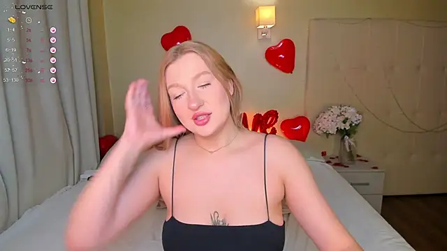 Snapshot of Emma__Leee chatting on 02-16-25, 01:03 Emma Leee online show from 02-16-25, 01:03