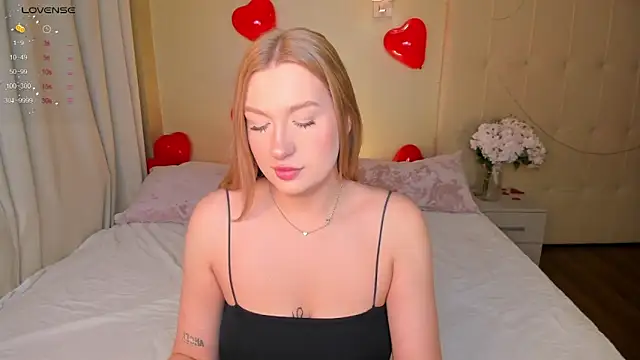 Snapshot of Emma__Leee chatting on 02-18-25, 12:59 Emma Leee online show from 02-18-25, 12:59