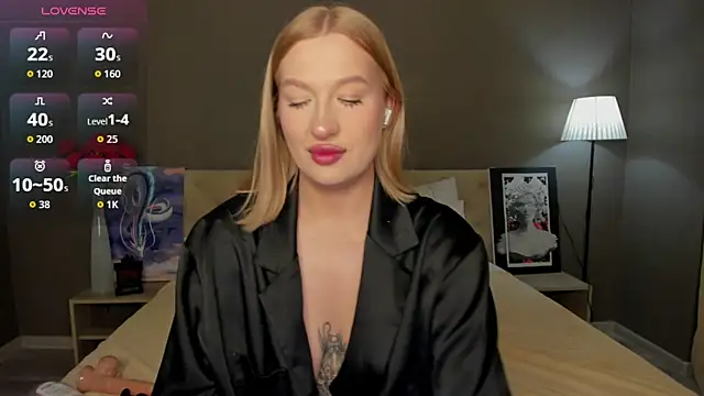 Snapshot of Emma__Leee chatting on 10-05-25, 01:04 Emma Leee online show from 10-05-25, 01:04