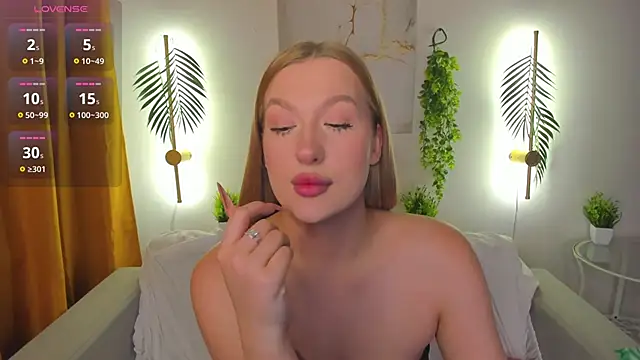 Snapshot of Emma__Leee chatting on 11-04-25, 12:43 Emma Leee online show from 11-04-25, 12:43