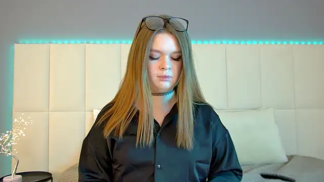 CrystalLyons online show from 03-04-25, 06:58