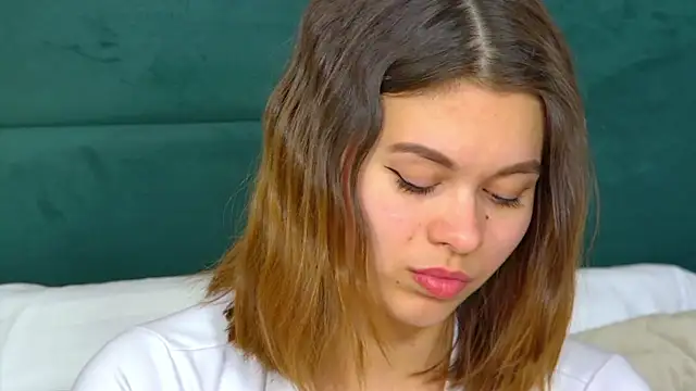 Snapshot of PollyLanders chatting on 02-05-25, 09:36 PollyLanders online show from 02-05-25, 09:36