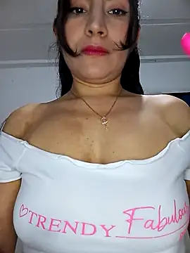 Snapshot of ELISA_90 chatting on 11-19-25, 02:00 ELISA 90 online show from 11-19-25, 02:00