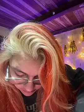 Snapshot of SophiaWeestt99 chatting on 05-20-26, 03:45 SophiaWeestt99 online show from 05-20-26, 03:45
