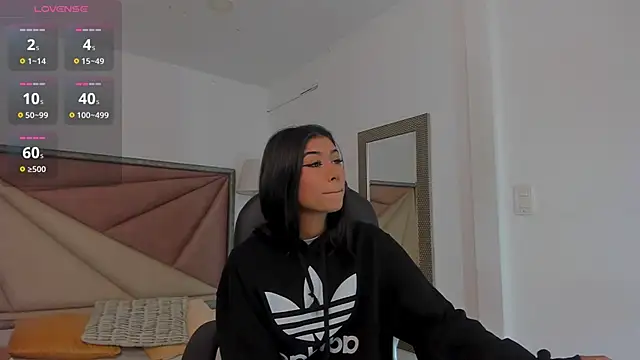 Snapshot of ZaraLim chatting on 03-10-25, 12:15 ZaraLim online show from 03-10-25, 12:15