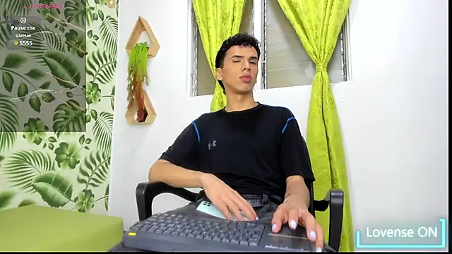 Snapshot of SEANTROYY chatting on 02-12-25, 04:01 SEANTROYY online show from 02-12-25, 04:01