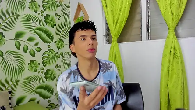 Snapshot of SEANTROYY chatting on 03-19-25, 03:52 SEANTROYY online show from 03-19-25, 03:52