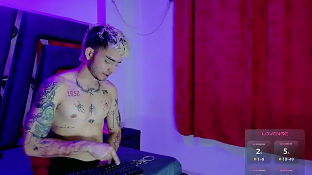 Snapshot of AliceandMax chatting on 01-11-25, 05:18 AliceandMax online show from 01-11-25, 05:18