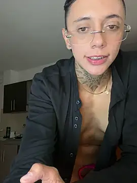 Snapshot of _PhillipBrown chatting on 12-21-24, 04:46 PhillipBrown online show from 12-21-24, 04:46