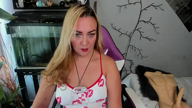 Snapshot of karen_mature69 chatting on 09-14-25, 12:59 karen mature69 online show from 09-14-25, 12:59