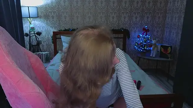 Lill Mary online show from 12-17-25, 04:18