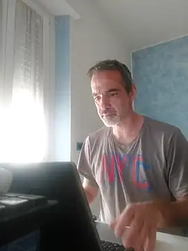 Snapshot of Marcolino183 chatting on 03-18-25, 02:04 Marcolino183 online show from 03-18-25, 02:04