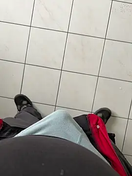 Snapshot of lescoquin2215 chatting on 11-21-25, 08:35 lescoquin2215 online show from 11-21-25, 08:35