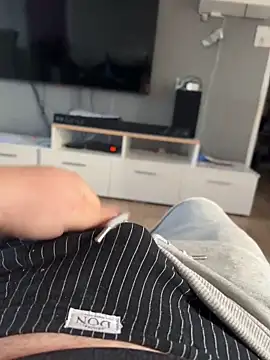 Snapshot of lescoquin2215 chatting on 03-12-26, 07:58 lescoquin2215 online show from 03-12-26, 07:58