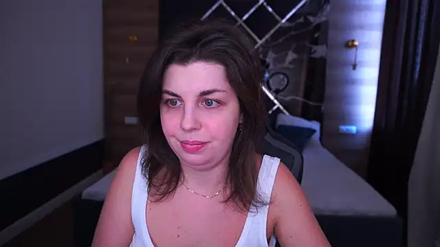 MirandaWong online show from 09-27-25, 05:23