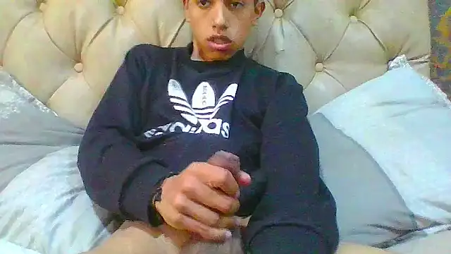 Snapshot of danuel23 chatting on 12-18-25, 08:04 danuel23 online show from 12-18-25, 08:04