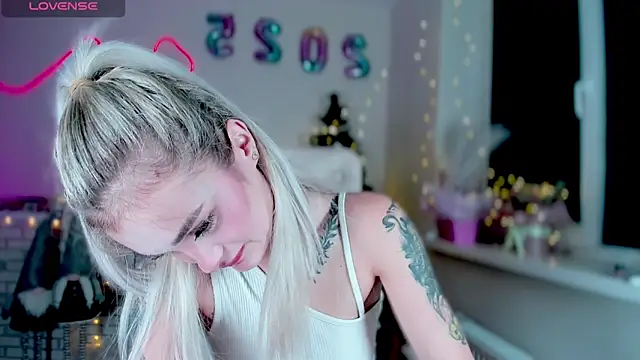 Snapshot of _Ravenaa chatting on 12-23-24, 07:09 Ravenaa online show from 12-23-24, 07:09