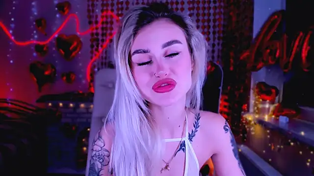 Snapshot of _Ravenaa chatting on 02-09-25, 11:04 Ravenaa online show from 02-09-25, 11:04