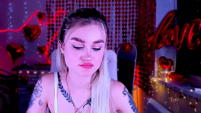 Snapshot of _Ravenaa chatting on 02-10-25, 02:37 Ravenaa online show from 02-10-25, 02:37