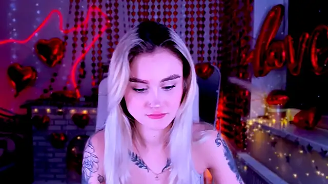 Snapshot of _Ravenaa chatting on 02-19-25, 01:17 Ravenaa online show from 02-19-25, 01:17