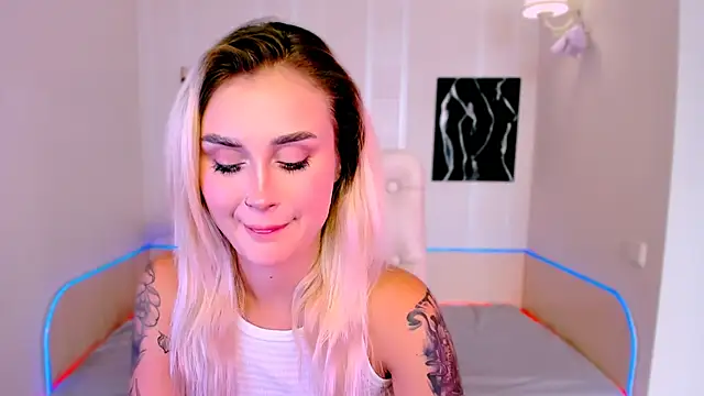 Snapshot of _Ravenaa chatting on 09-18-25, 10:17 Ravenaa online show from 09-18-25, 10:17