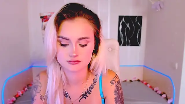 Snapshot of _Ravenaa chatting on 09-29-25, 12:10 Ravenaa online show from 09-29-25, 12:10