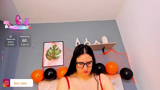 Snapshot of Soe_Lara chatting on 10-31-25, 11:33 Soe Lara online show from 10-31-25, 11:33