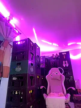 Snapshot of Hot_beauty__ chatting on 10-25-25, 06:21 Hot beauty   online show from 10-25-25, 06:21