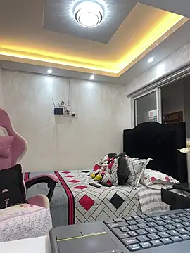 Snapshot of Hot_beauty__ chatting on 05-27-26, 04:20 Hot beauty online show from 05-27-26, 04:20
