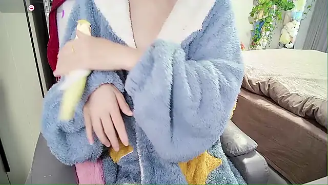 Xiaoyu-G online show from 10-28-25, 12:58