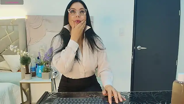Snapshot of Zuzana21 chatting on 06-03-26, 01:25 Zuzana21 online show from 06-03-26, 01:25