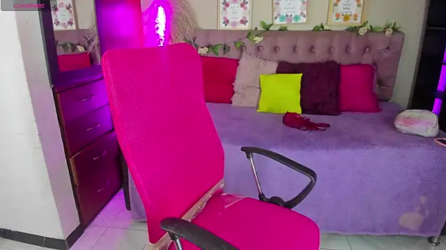 Snapshot of Lia_Keen chatting on 10-29-25, 07:48 Lia Keen online show from 10-29-25, 07:48