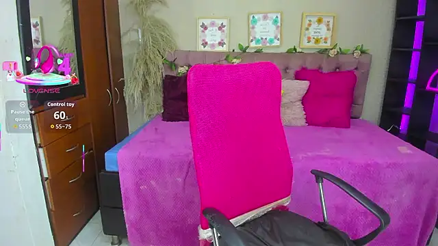 Snapshot of Lia_Keen chatting on 11-05-25, 08:09 Lia Keen online show from 11-05-25, 08:09