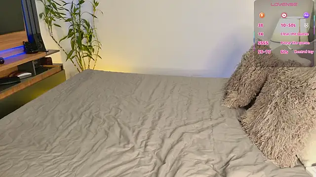 Alexawhiittee online show from 12-20-25, 03:24