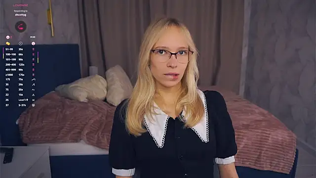 LynetBurby online show from 10-11-25, 03:32