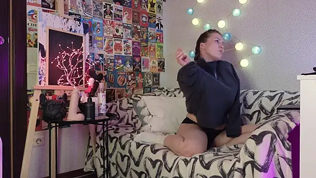 Snapshot of LittleLeen chatting on 02-05-25, 06:48 LittleLeen online show from 02-05-25, 06:48