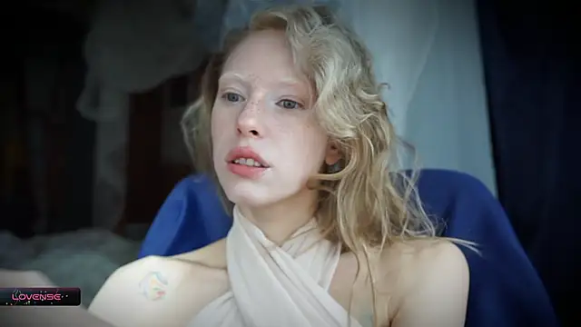 Snapshot of _Phantom_thread_ chatting on 10-13-25, 10:04 Phantom thread online show from 10-13-25, 10:04