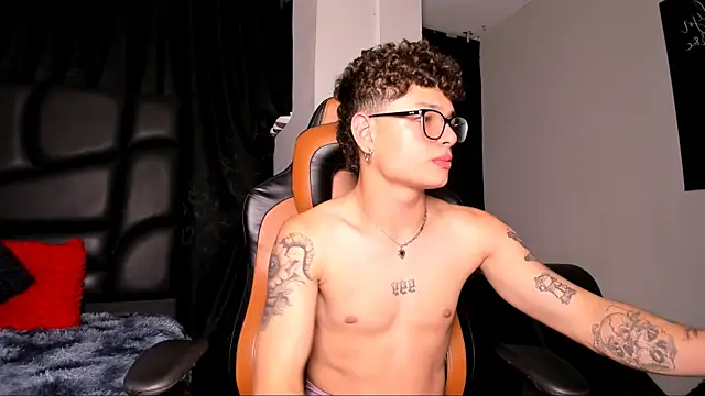 Snapshot of LexieandNate chatting on 01-29-25, 06:22 LexieandNate online show from 01-29-25, 06:22