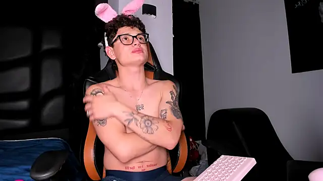 Snapshot of LexieandNate chatting on 02-20-25, 07:34 LexieandNate online show from 02-20-25, 07:34