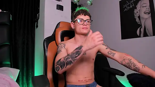 Snapshot of LexieandNate chatting on 03-18-25, 07:30 LexieandNate online show from 03-18-25, 07:30