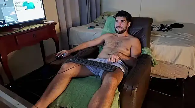 Snapshot of LUH133 chatting on 12-13-24, 02:32 LUH133 online show from 12-13-24, 02:32