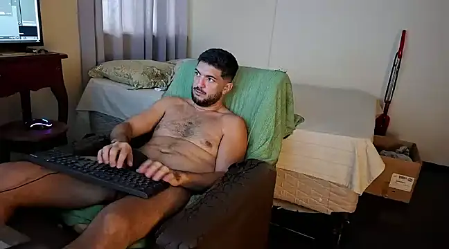 Snapshot of LUH133 chatting on 12-17-24, 05:47 LUH133 online show from 12-17-24, 05:47