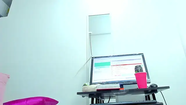 Snapshot of Dalia_20 chatting on 02-05-25, 01:37 Dalia 20 online show from 02-05-25, 01:37