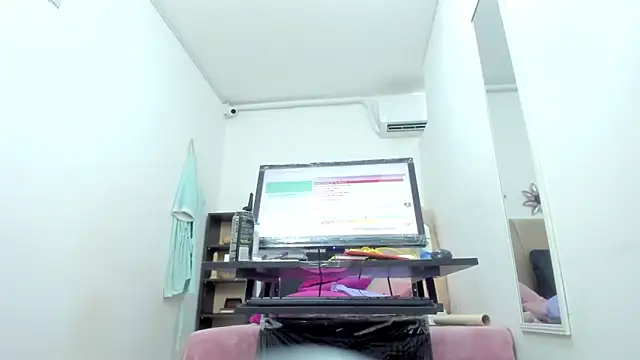 Snapshot of Dalia_20 chatting on 02-24-25, 03:33 Dalia 20 online show from 02-24-25, 03:33