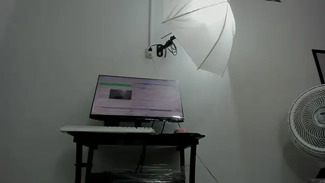 Snapshot of Dalia_20 chatting on 10-17-25, 12:14 Dalia 20 online show from 10-17-25, 12:14