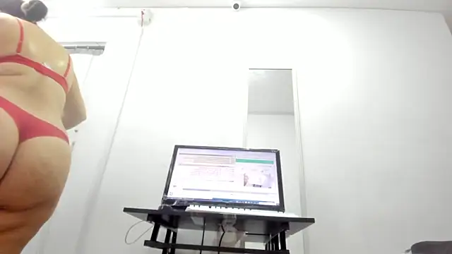 Snapshot of Dalia_20 chatting on 12-03-25, 12:18 Dalia 20 online show from 12-03-25, 12:18